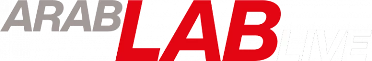 Schriftbasiertes Logo mit grauen, roten und weißen Buchstaben auf schwarzem Hintergrund.
