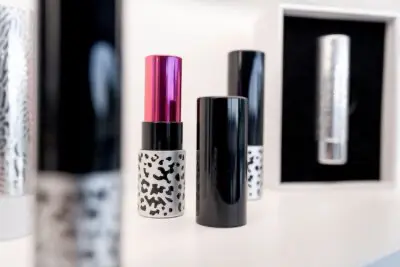 viele goldene lippenstifte nebeinander