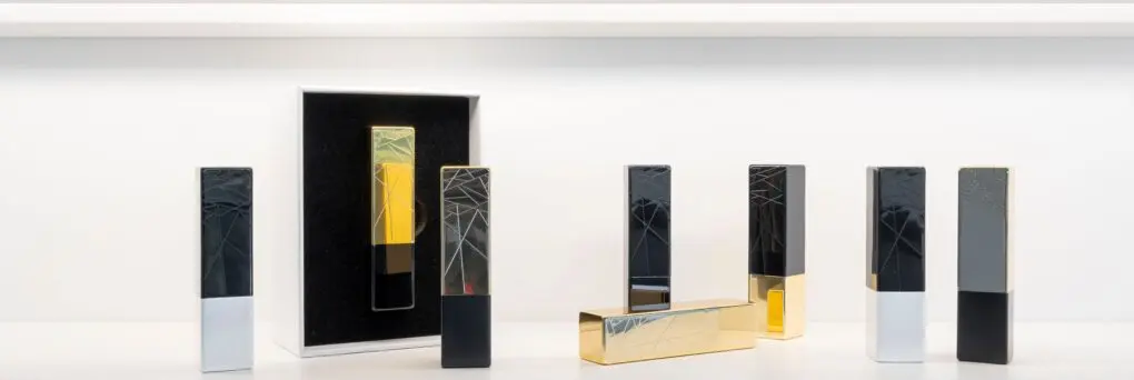 vier goldene lippenstifte auf tisch